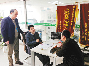 节后首日西安机关作风:有人上班玩手机有部门缺岗