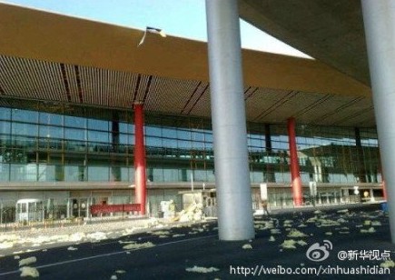 北京首都机场T3航站楼屋顶再次被风掀开(图)