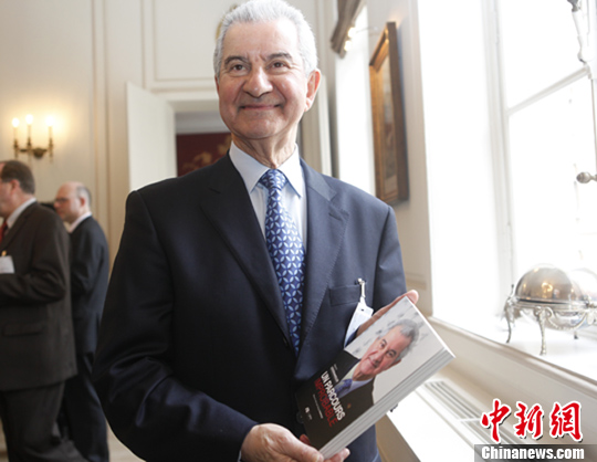 比利时友人李德汉“践约”赠书中国总理李克强