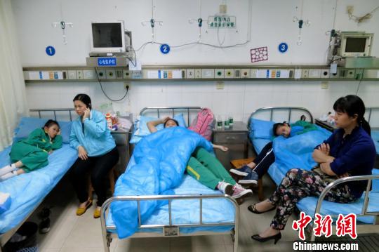 深圳校车追尾事故续:5名学生留院观察