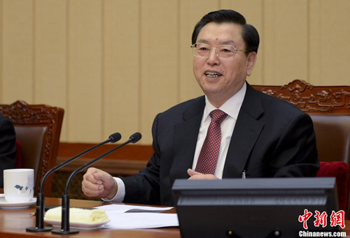 张德江主持十二届全国人大常委会第一次会议并讲话