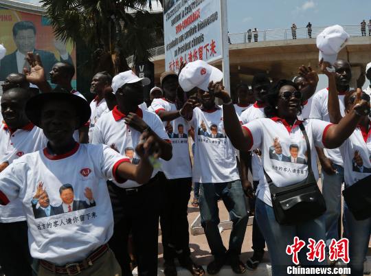 习近平抵达布拉柴维尔数万民众夹道欢迎(图)