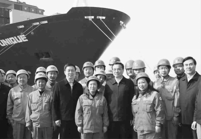 李克强上海考察与工人合影中间位置留给女工