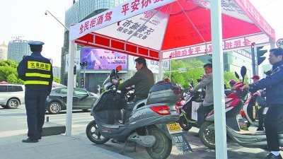“中国式过马路”致武汉一年浪费4800万元(图)