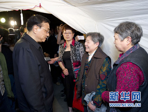 李克强夜察临时安置点为运送帐篷的志愿者让路