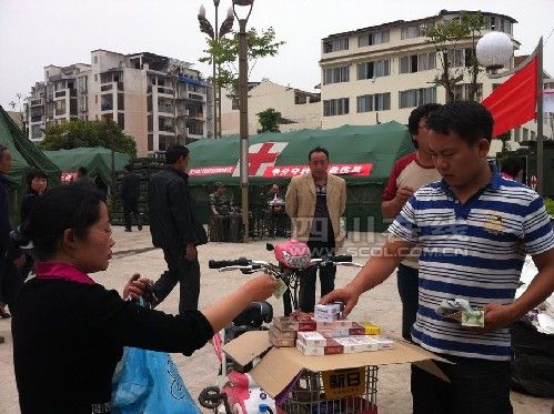 芦山商贩震后次日营业流泪称生活还要继续(图)