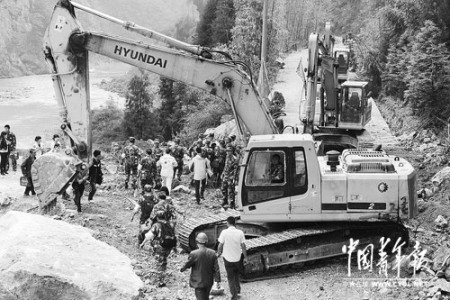 消防部队挺进宝兴县乡民忧政府不知受灾严重性