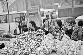 雅安地震36小时回顾:秩序稳定灾区百姓无怨言