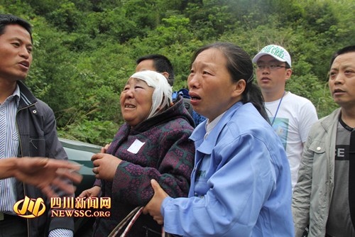 寻亲女儿巧遇受伤母亲相拥而泣叹“活着就好”