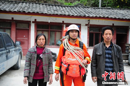 铁骨消防“孤岛”忙救灾听闻父母平安难忍泪水