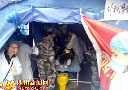 四川资阳特警在宝兴搬运药品时晕倒坠地(图)