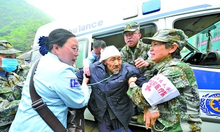 女军医主动请缨徒步赴灾区救援两过家门不入