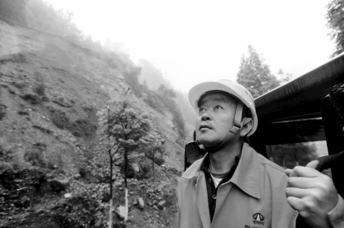地震滑坡区“清道夫”:和死神相伴盼平安回家