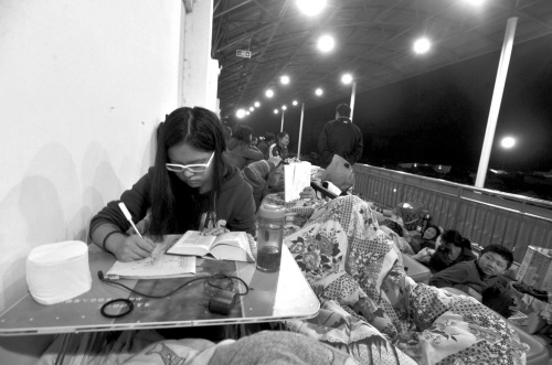 高三女生震区避难所里专心复习希望做心理医生