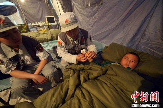 通讯:8岁芦山郎徒手2小时挖出被埋妹妹