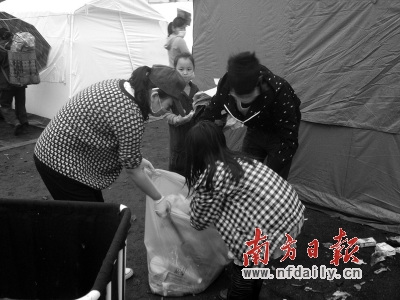 芦山县城日产垃圾百余吨大街上满地烟头卫生纸