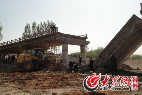 山东一大桥垮塌1死1伤肇事货车超载近37吨(图)