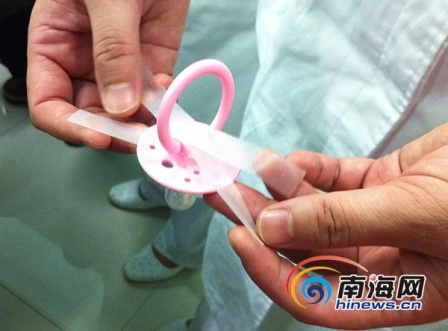 院方称医用胶布是固定奶嘴,并不是封住婴儿嘴(记者陈望 摄)