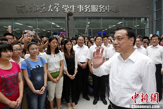 李克强了解大学生就业情况对到基层工作予以鼓励