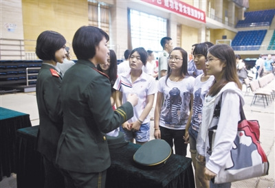 非京籍本科生入伍可落户服役两年补助超13.4万