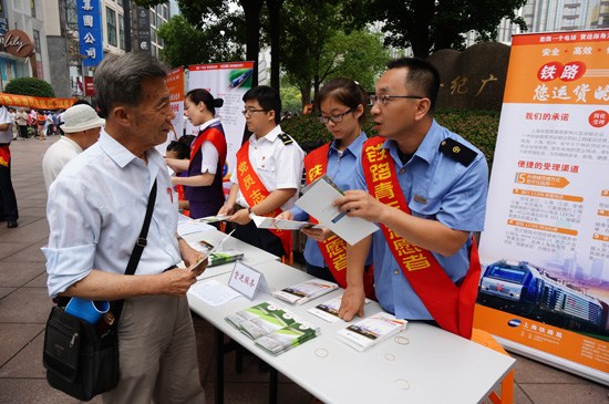 “铁老大”上海街头“练摊”揽市场