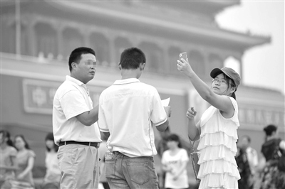 黑导游持刀骂游客引发热议北京将开查“一日游”