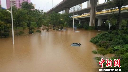 全国多地迎新一轮强降雨昆明全城交通接近瘫痪