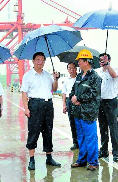 习近平冒雨考察武汉新港询问设备是否国产(图)