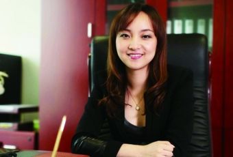 涉嫌经济犯罪重大逃犯陈怡从斐济被押解回国