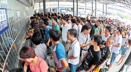 京广线停运两日湖南30余趟列车6万乘客受阻(图)
