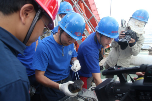 “蛟龙”号进行第三航段首潜取得富钴结壳等样品