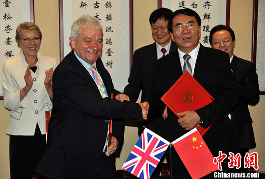 ��Ӣ��ѧ�ҽ�Я�ֽ��ȫ����ս̽�������Խ�չ