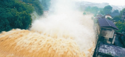 受台风强降雨影响湖南资水中下游水位暴涨