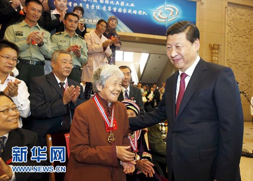 特写:习近平:向龚老前辈致敬!