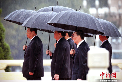 中国领导人在秋雨中向人民英雄纪念碑敬献花篮