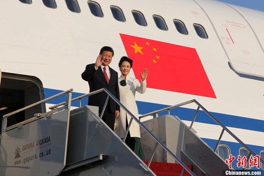 习近平抵达印尼巴厘岛将出席亚太经合组织会议