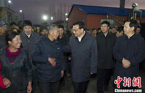 李克强同江夜访安置点:查墙体安全、摸衣服厚薄
