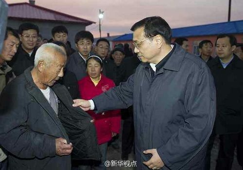 李克强同江夜访安置点:查墙体安全、摸衣服厚薄