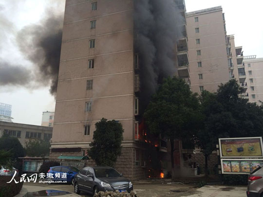 �Ϸ�һС�����񷿱�ը��ըǰ�о������ŵ�ú��ζ