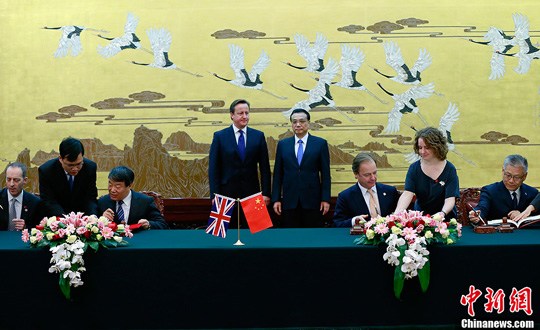李克强与卡梅伦共同见证中英合作文件签署