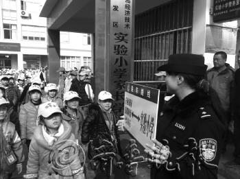 黄岛爆炸区域学生可乘免费校车