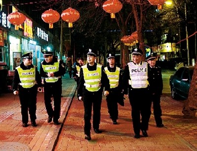 河南公安厅长郑州街头徒步夜巡三小时(图)