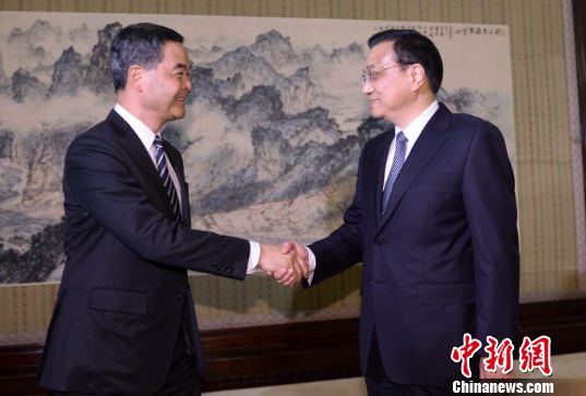 快讯:李克强会见香港特区行政长官梁振英(图)