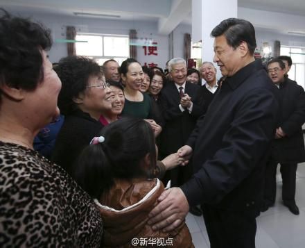 习近平锡林浩特看望群众北京知青见总书记格外亲