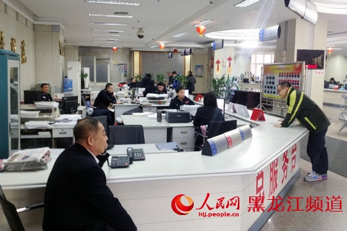记者走访政府部门:除夕照常上班出入境办证需排队