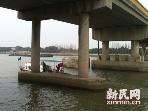 上海松江斜塘大桥遭到船只撞击桥面出现倾斜(图)