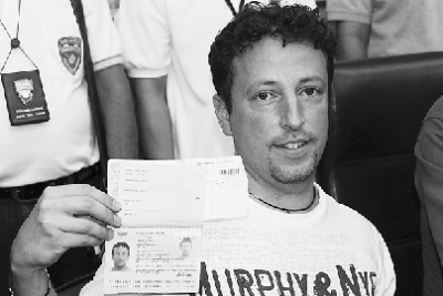 两名持假护照乘客确认马内政部长称是亚洲面孔