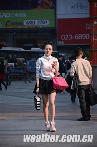 昨日重庆多地气温超30℃街头美女短裙秀美腿(图)