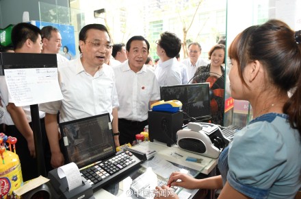 李克强改变考察行程走进杂货店