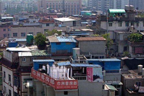 杭州空中棚户区野蛮生长20年垃圾遍地存隐患